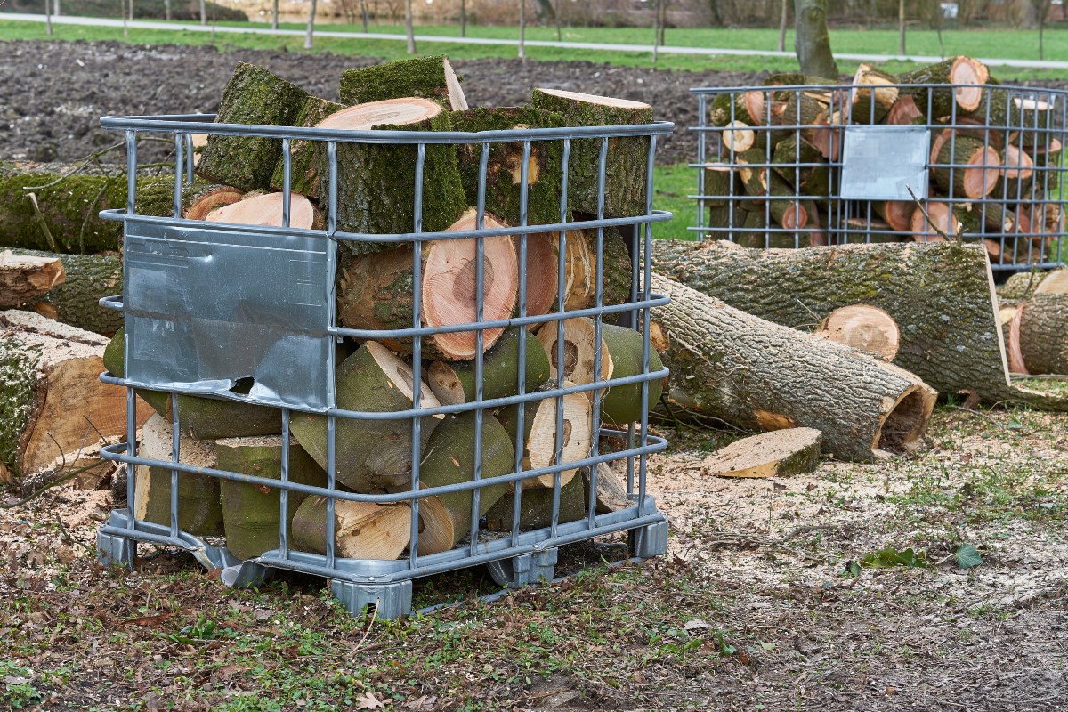 Brennholz in einer IBC Gitterbox - Holzlager aus IBC-Komponenten selber bauen