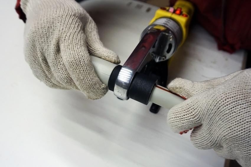 Ein Plastikrohr wird unter Hitze repariert - PE-Rohr reparieren