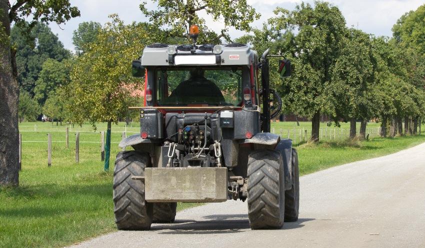 Traktor mit Gegengewicht - Der IBC als flexibles Traktorgewicht